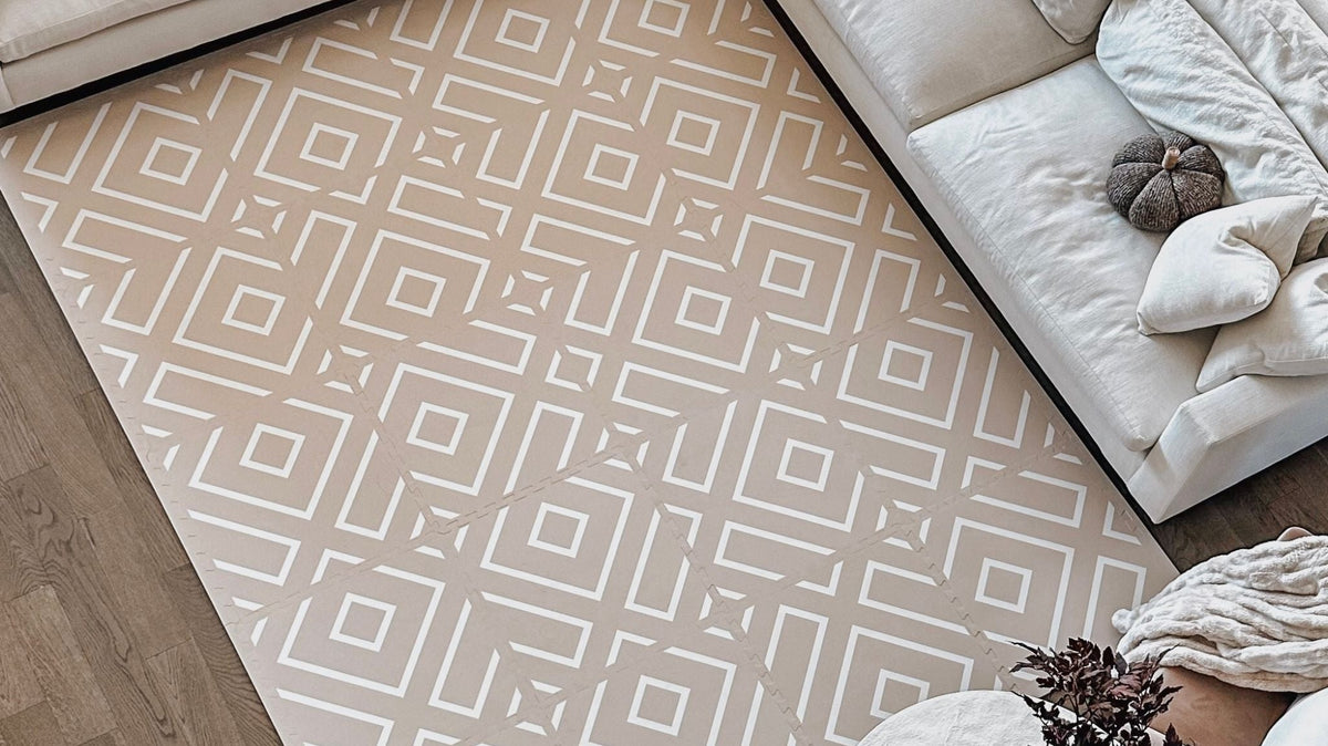 Grand tapis de jeu à motif dans un salon clair, devant le canapé